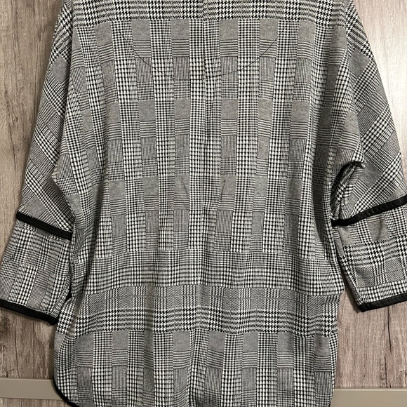 Ladies Max Studio 3 quarter sleeve top with black faux leather trim, Size M - Picture 3 of 7